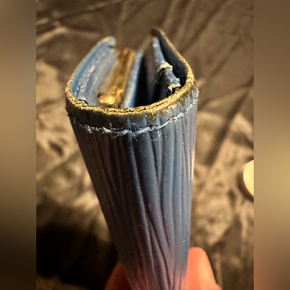 Louis Vuitton Blue EPI wallet. Kisslock coin area Authenticate. View pictures - Picture 4 of 16